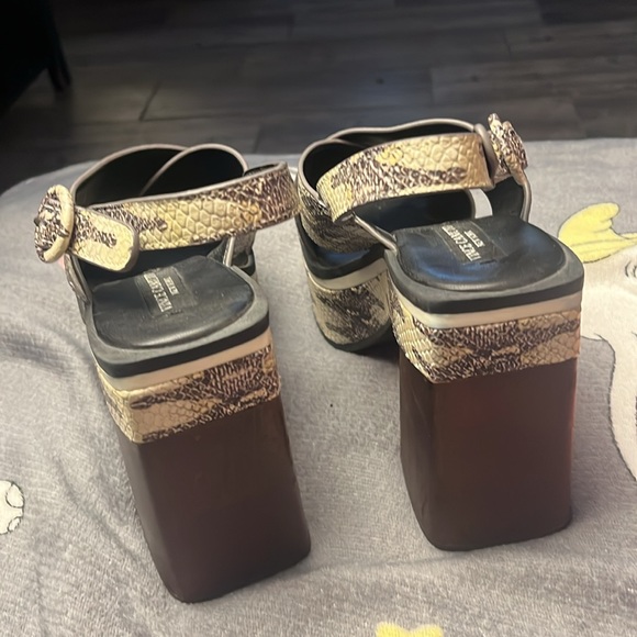 Neutral snake print leather platform sandals. Vince Camuto size 8.5/39 worn once - Picture 3 of 7